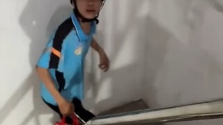 女生分享外卖放门口不要敲门！！男生点外卖遇好兄弟配送，五星好评：骑手把我外卖吃了