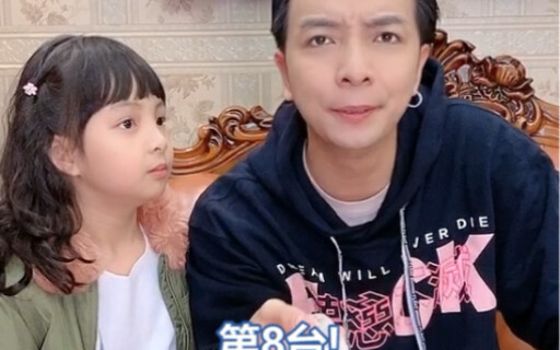 Khi ông bố mê nhảy disco tranh xem tivi với bạn...!