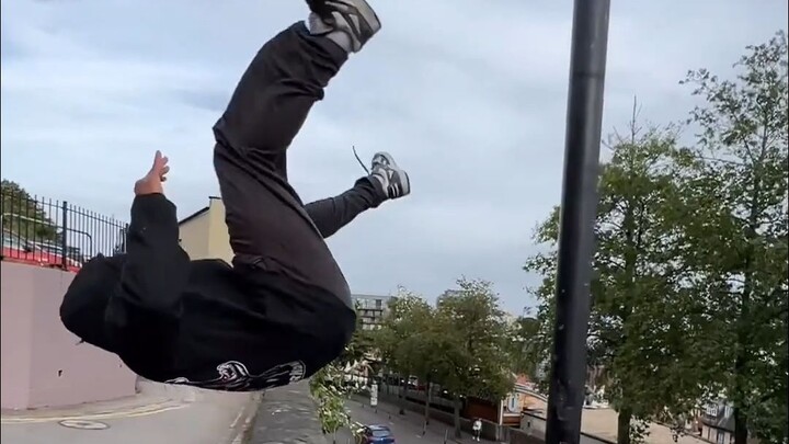 Ahli luar negeri berbagai gaya meluncur dari tiang lampu—tak ada yang tak bisa dia lakukan, asal kam