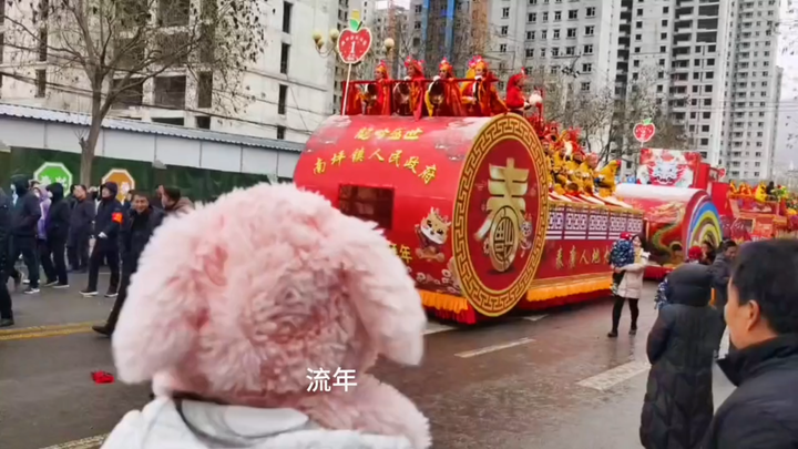 Cô ấy thực sự đang xem biểu diễn Xã Hỏa rất chăm chú.