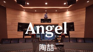 أغنية "Angel" لديفيد تاو - استمع إليها بصوت عالٍ في استوديو التسجيل الخاص به الذي تبلغ تكلفته مليون 