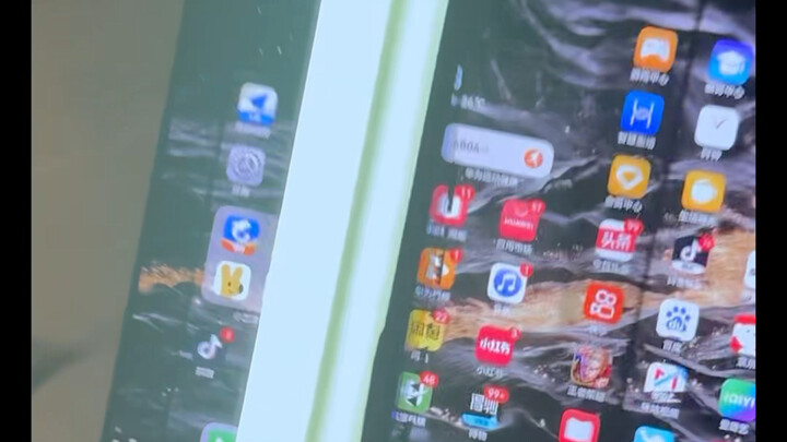 Ai hiểu nổi! Mới mua chiếc điện thoại màn hình gập ba xong thì nó bỗng dưng “để đời” luôn!