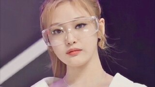 أنا أحب حقًا هاتين الفقرتين من نينغنينغ، إنهما مذهلتان، نينغنينغ تبدو حقًا رائعة ومهيبة.