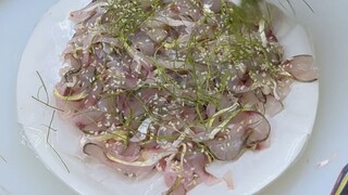 What's it like for Hua 55 to eat raw fish on the streets of Guangxi?