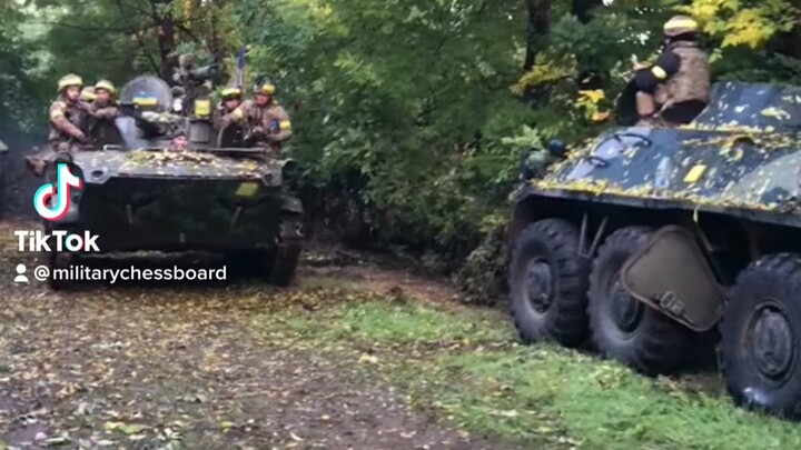 Ukrainian warriors walking in the middle of autumn are beautiful and strong✊🇺🇦