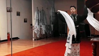 الزمن يصقل عزيمتي الشابة، والوقت يبرد قلبي الطيب، دائمًا هناك نسيم أو اثنان في هذا العالم، يملآن أحل