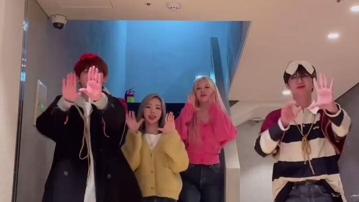 WJSN Chibi Lee Summer Dorong x CRAVITY Jungmo & Wonjin TikTok Selfie Tantangan Tari SuperYuppers 220