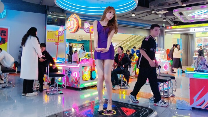 สีม่วงยังมีเสน่ห์ดีนะ～ข้างหลังมีสาวน้อยกำลังเลียนแบบฉันฮ่าๆ