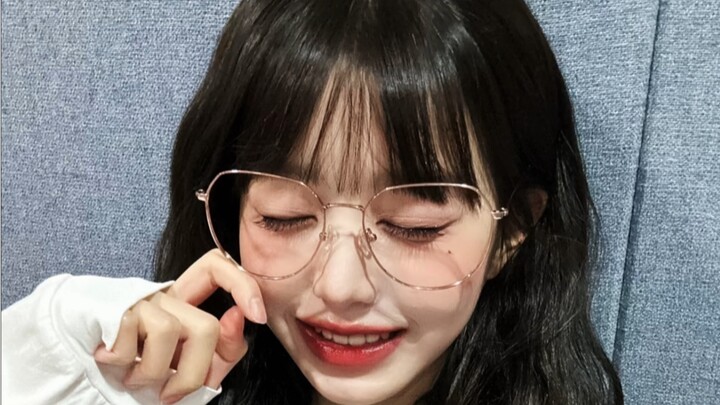 Natural-born idol [Jang Won-young] — her fan‑pleasing antics are as effortless as if she had a built