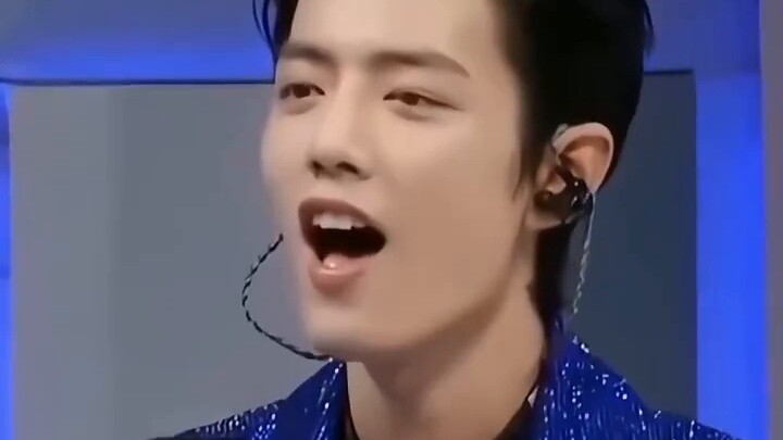Hati-hati dengan penampilan Xiao Zhan... Dia sungguh tampan...