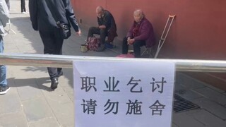 Nước, cây và cái thìa trắng, tay và rìu.