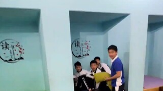 男子假装老师吓唬小学生，给小学生吓的都散伙了