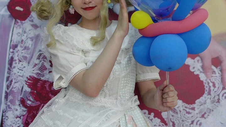 Unboxing the gifts I got at the Jinan Comic Con—everyone was so warm and welcoming!