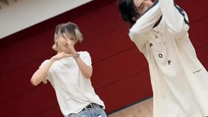 【SHINee X StrayKids】Double fans rejoice, dance battle time!