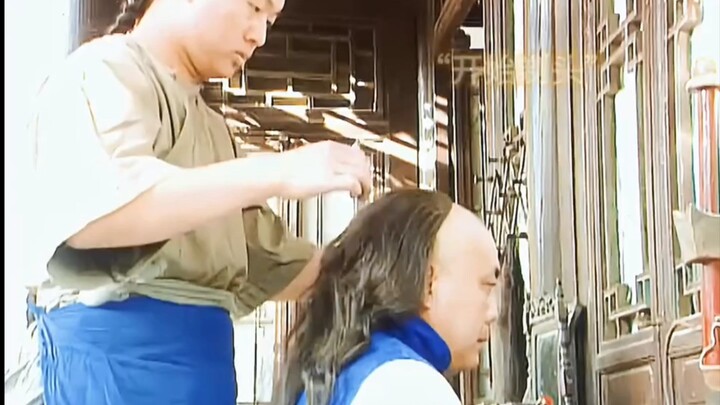 Vì sao anh A Mao cạo đầu lại trơn tru đến thế? Thì ra là có bí quyết.