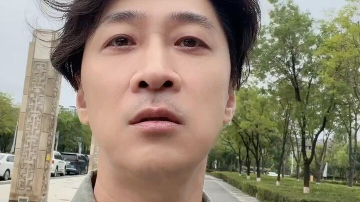 จ่ายไปสี่ร้อยกว่าหยวน ได้ปูทะเลตัวใหญ่มาหกเจ็ดสิบตัว แถมยังมีกุ้งมังกรและหอยทะเลอีกหนึ่งชาม พวกคุณเค