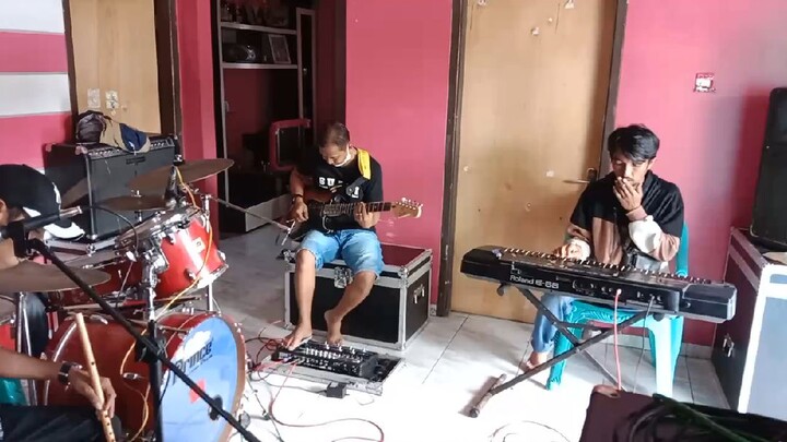 RUNTAH- dipopulerkan oleh Doel Sumbang