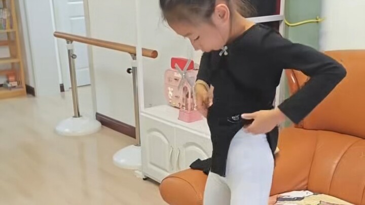 萌娃可爱在家日常舞蹈练习