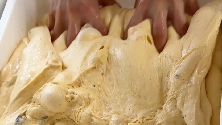 من يفهم خبزًا نسبة محتواه المائي 110%؟ لذيذ ومرح جدًا!