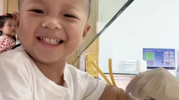 _抽血 一个勇敢的小男孩