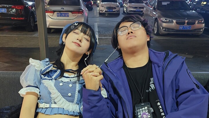 ในฝันของหนุ่มเนิร์ดจะมีไอดอลตัวน้อยสุดคิวท์มาเต้นท่ามือกับเขาไหมนะ?