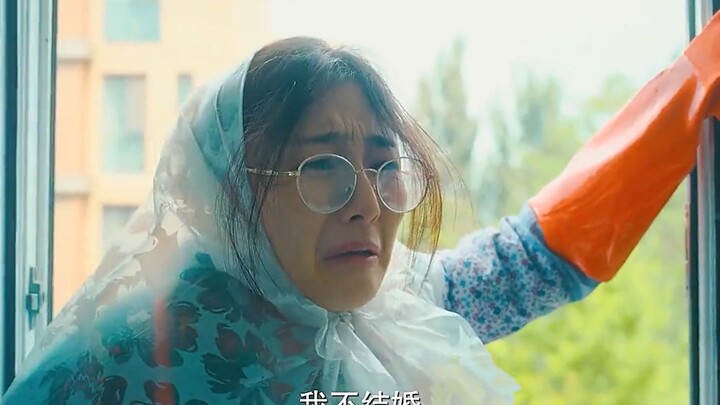 Seorang perempuan bergelar doktor belum menikah di usia tiga puluh tahun, tiap hari diremehkan oleh 