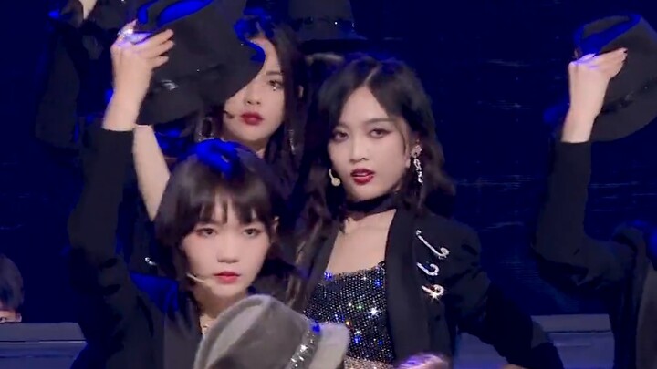 Jas hitam dan dasinya keren sekali! Video live action Wu Xuanyi "I Like" sudah ada di sini