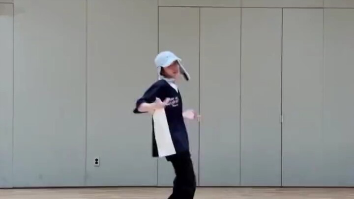 พนักงานต้อนรับ Riwoo ลีซังฮยอก ไลฟ์เต้นคัฟเวอร์เพลง IDOL ของ BTS