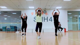 snh48 吴哲晗日常挑战快速学舞～（拉下一节课  老师十分信任 说我可以………