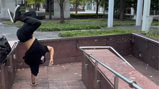 This one-handed handstand is so powerful that it can even jam to the music