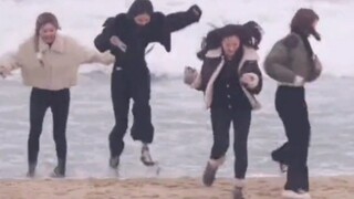 ناتشا يثير الضجيج في البحر! لقطات من برنامج aespa التلفزيوني على الشاطئ، وفجأة تهاجمه الأمواج!