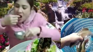 em gái quê,làm hai món nướng,cá lóc, thịt lợn quá tuyệt vời.