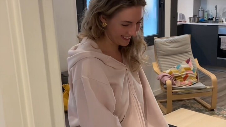 Meninggalkan pacar sambil berpura-pura sedang menerima “telepon pribadi”, apa yang akan dilakukan sa