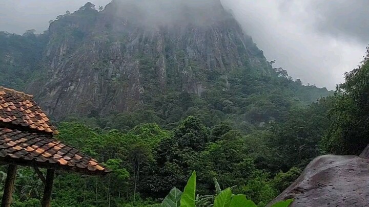 wussssssh! angin dan kabut bersatu menyelimuti batu...