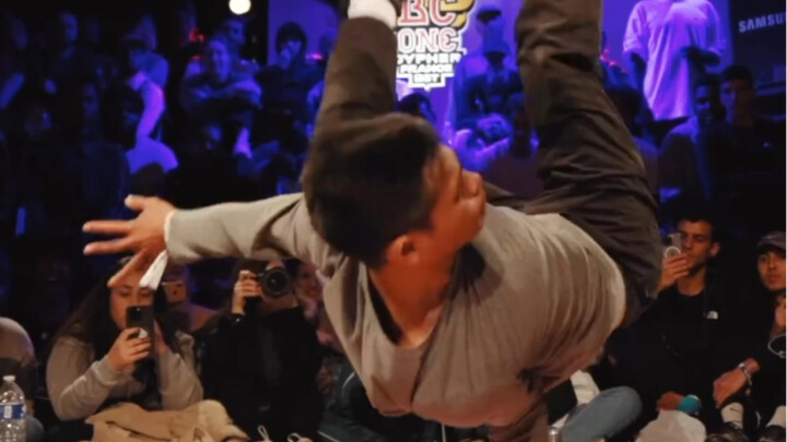 Vũ đạo đường phố đẳng cấp vương giả, chàng trai với kỹ năng siêu đỉnh khiến cả khán phòng choáng ván