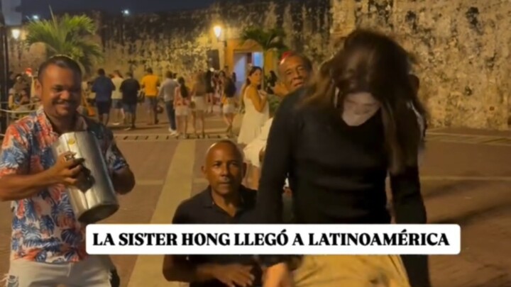 Ông già Noel nhảy múa trên đường phố Tây Ban Nha