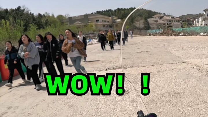 Hurry up and come out to grab your delivery—don’t make me miss out on checking out a bunch of cute g