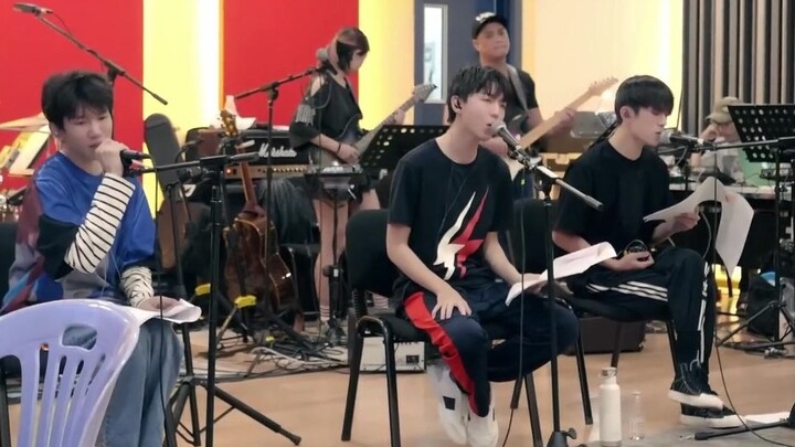 TFBOYS รวมตัวซ้อม รุ่นพี่ใหญ่ ลีฮยอกแจ กำกับดูแลด้วยตนเอง