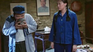 大叔舔一口盐告诉乡亲收麦子，当晚上就下暴雨，全村只有他吃上白面馒头