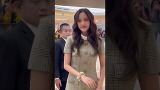 She attracts everyone's attention😭😍✨ #FUNDAOxFREEN #srchafreen #freensarocha #ฟรีนเบค