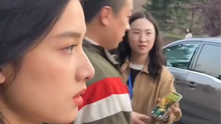 فيديو جينغ يي زهانغ بالصور الحية، جميع الأنظار تتجه نحوها وتتوقف عندها.