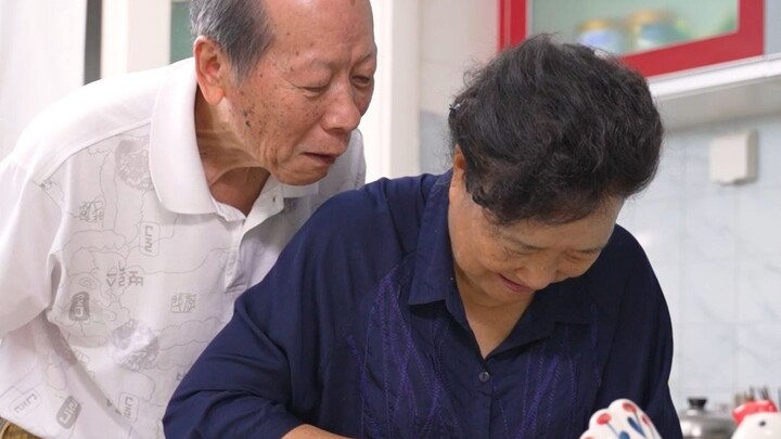 Cinta generasi terdahulu, tanpa bunga maupun cincin berlian, yang mereka inginkan hanyalah memasak u