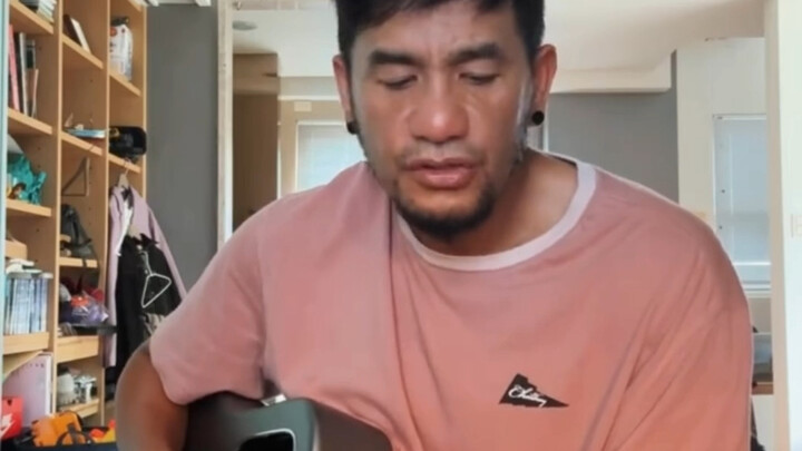 Mùa mưa, tiện tay gảy đàn.