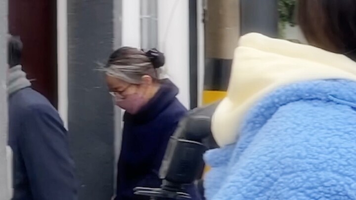 While taking photos, I noticed the academy across from the dessert shop and unexpectedly came across