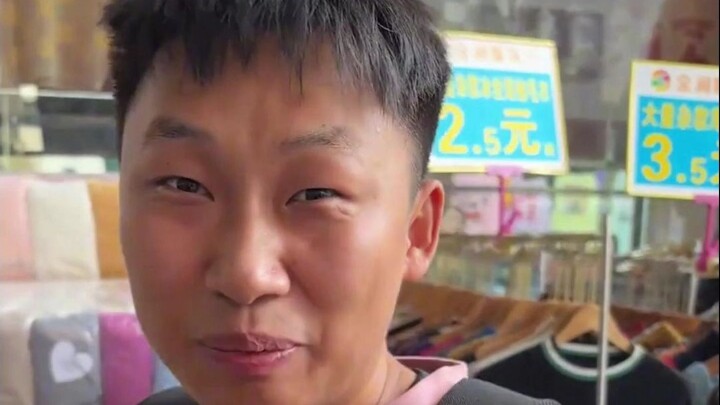 Kabarnya belanja baju di Guangzhou murah banget, teman sekamar nggak percaya—tapi ternyata malah ken