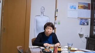 日本沙雕网友整蛊奶奶，全身化成白色藏墙里，看她多久才能发现...