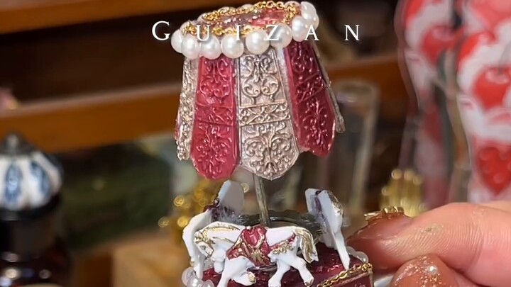 Let's make a mini wax carousel together. Twist it to make it spin.