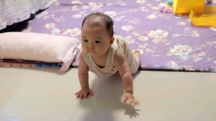 يركض بسرعة الرجل البرق ليصل إلى أمّه العائدة من العمل.