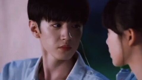 When the school hunk saw what the heroine was holding in her hand, he instantly got excited!