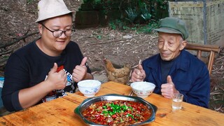 How to Make a Hot Pot with Pork Intestines and Chicken